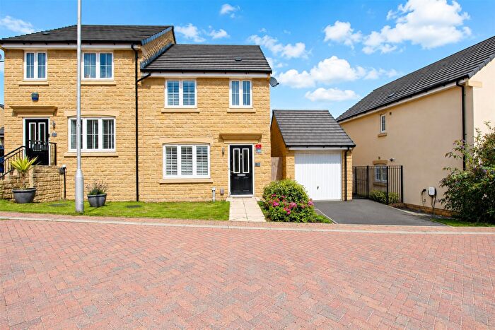 3 Bedroom Semi Detached House For Sale In Dobson Rise, Apperley Bridge, BD10