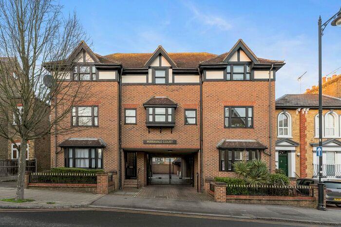 2 Bedroom Flat To Rent In Queens Road, Buckhurst Hill IG9