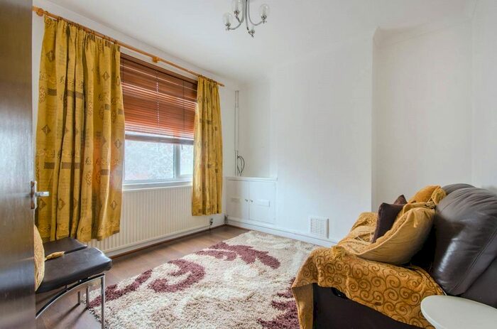 3 Bedroom Flat To Rent In Eastmead Avenue, Greenford, Middlesex UB6