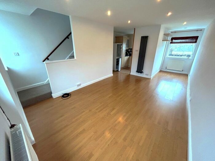 2 Bedroom Flat To Rent In Fairford Court, Grange Road, Sutton, SM2