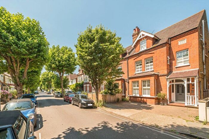 2 Bedroom Flat For Sale In Victoria Avenue, Surbiton, KT6