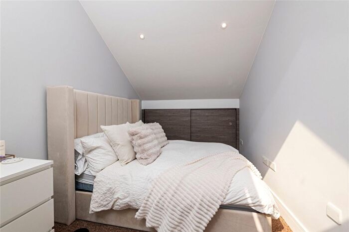 2 Bedroom Garage / Parking To Rent In Dafson Heights, CR4