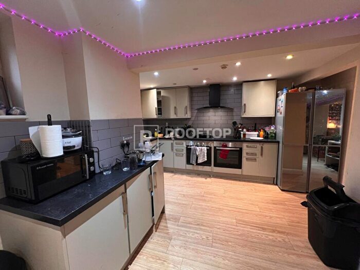 8 Bedroom House To Rent In Brudenell Avenue, Leeds, LS6