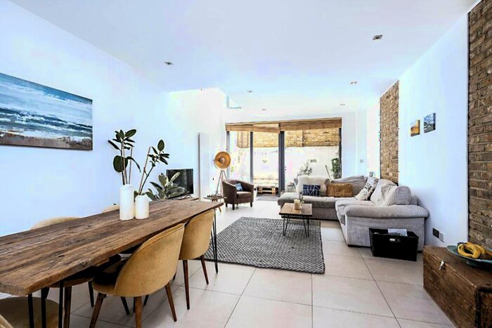 2 Bedroom Flat To Rent In Broadway Market, London Fields, E8