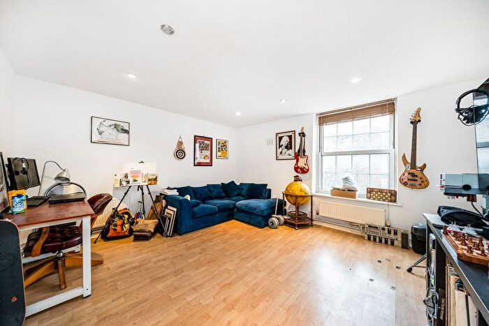 2 Bedroom Flat To Rent In Gosling Way, Stockwell, SW9