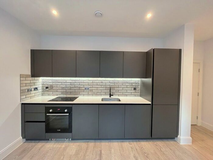 2 Bedroom Flat To Rent In Stoke Gardens, Slough, Berkshire, SL1