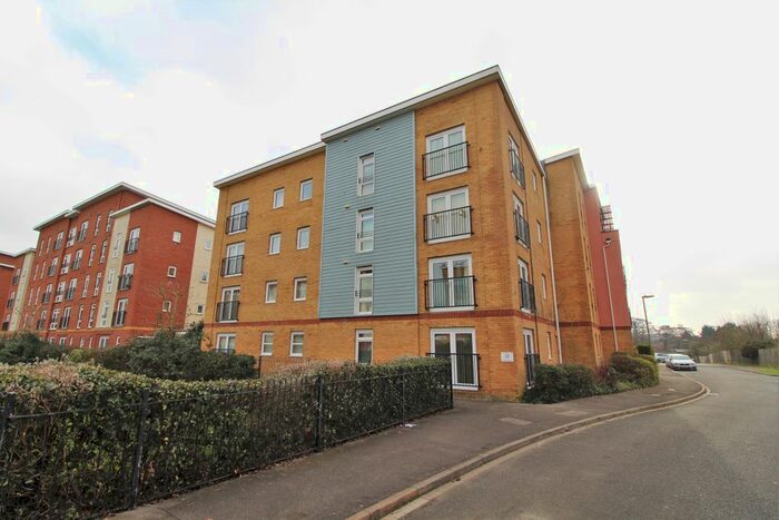 2 Bedroom Flat To Rent In Little Hackets, Havant, PO9