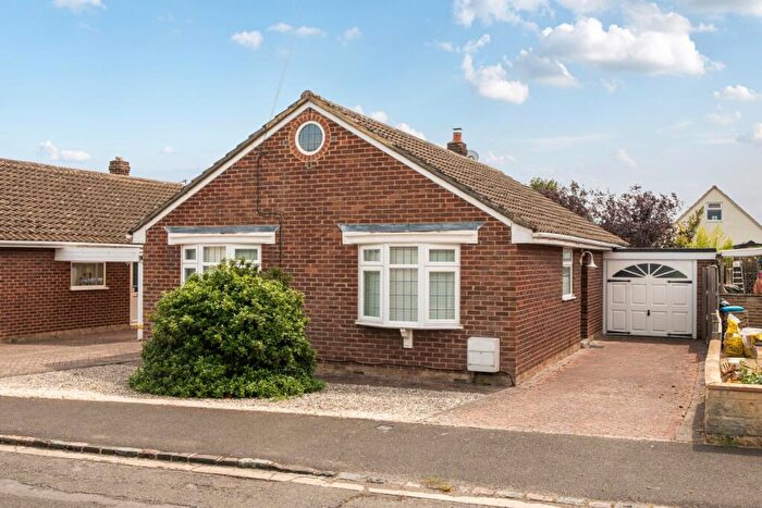 3 Bedroom Detached Bungalow For Sale In Butlers Drive, Carterton, Oxfordshire, OX18