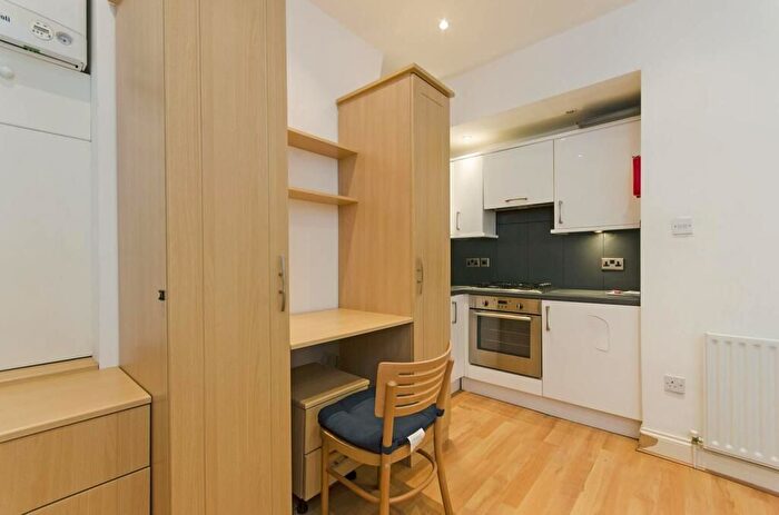 Studio To Rent In Ballards Lane, London, N3