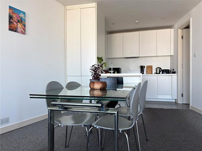 2 Bedroom Apartment To Rent In The Rotunda, Birmingham, B2