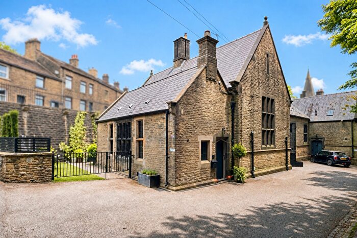 3 Bedroom End Of Terrace House For Sale In Church Walk, Glossop, SK13