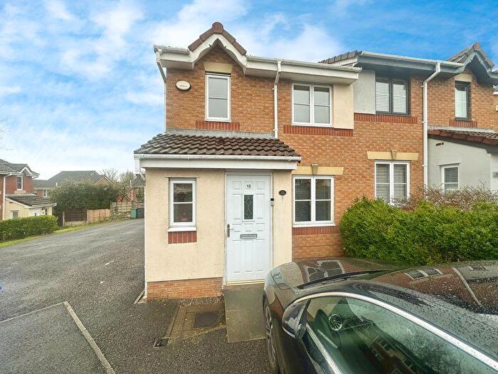 3 Bedroom Semi Detached House For Sale In Elsworth Close, Radcliffe. Mabchester, M26