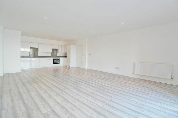 2 Bedroom Flat To Rent In High Street, Hounslow, TW3