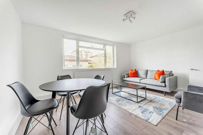 3 Bedroom Flat To Rent In Thorncroft Street, Nine Elms, London, SW8