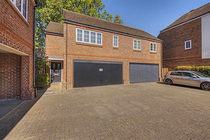 2 Bedroom Apartment For Sale In Mortimer Crescent, Kings Park, St Albans, Herts, AL3