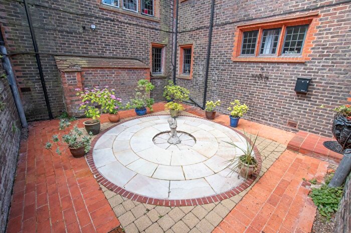 1 Bedroom Flat To Rent In Abbot Road, Benchway, GU1