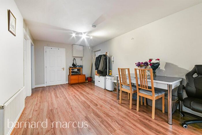 2 Bedroom Flat For Sale In Chestnut Grove, London, SE20