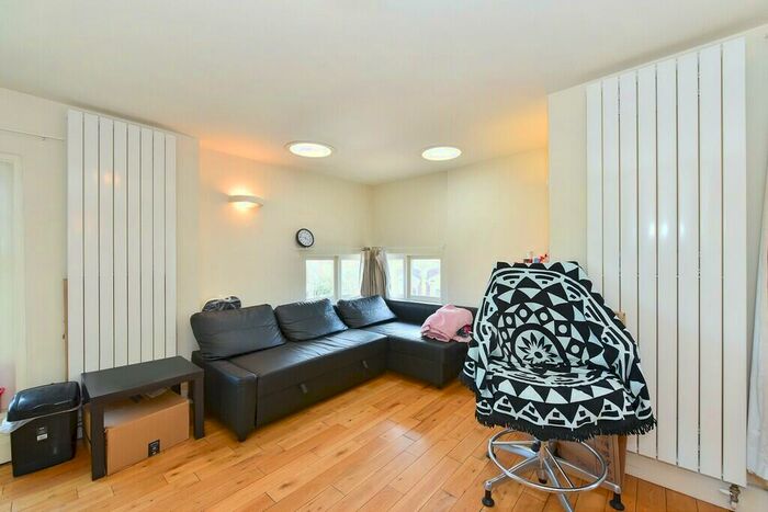 2 Bedroom Flat To Rent In Albert Bridge Road, Battersea, SW11