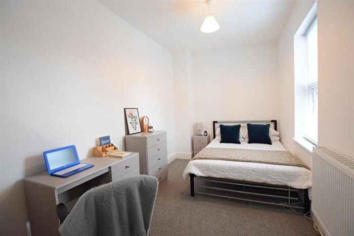 2 Bedroom Flat To Rent In Portland Street - Student House - /, LN5
