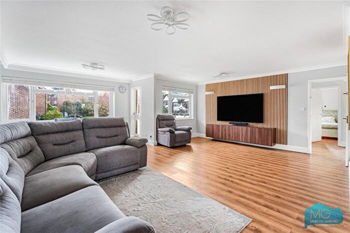 3 Bedroom Apartment For Sale In Wickliffe Avenue, London, N3