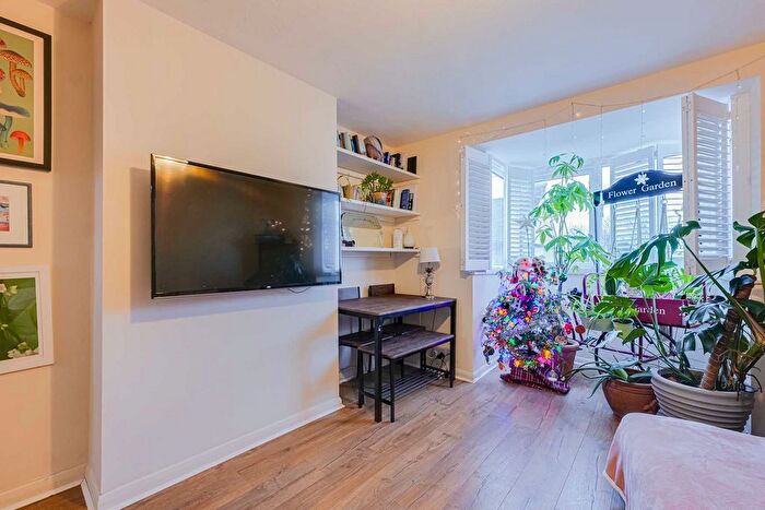 2 Bedroom Flat To Rent In Pall Mall, Leigh-On-Sea, SS9