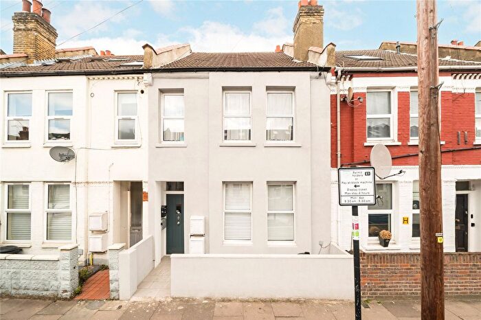 4 Bedroom Flat To Rent In Hoyle Road, London, SW17
