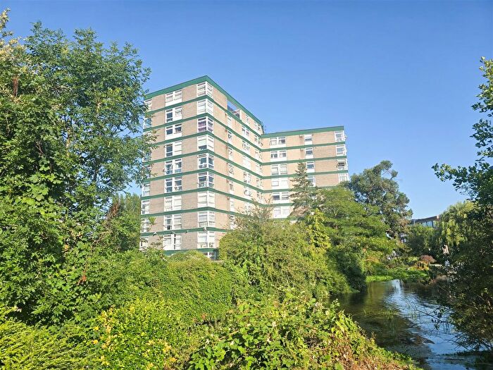 3 Bedroom Flat To Rent In Oxford Road, Denham, Uxbridge, UB9