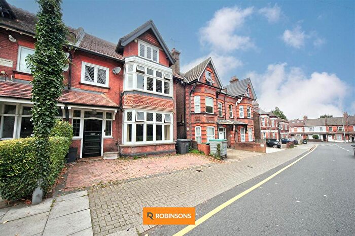 4 Bedroom Semi-Detached House For Sale In Brantwood Road, Luton, LU1