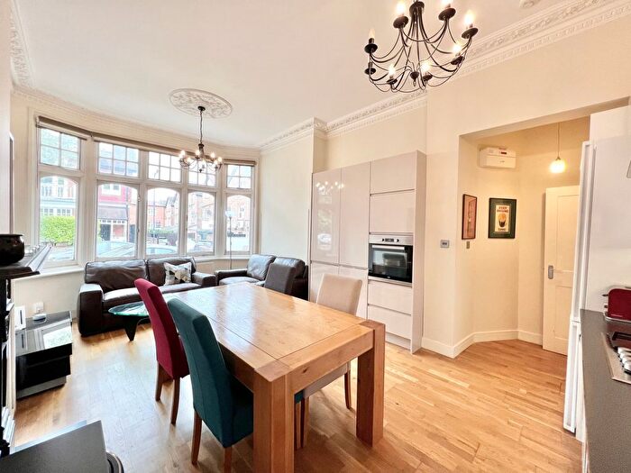 4 Bedroom Flat To Rent In Heathfield Park, NW2