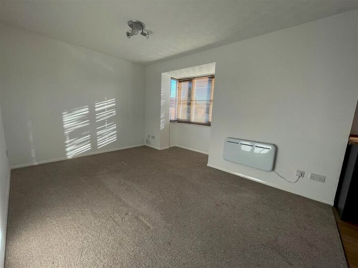 1 Bedroom Flat To Rent In Falcon Close, Dunstable, LU6