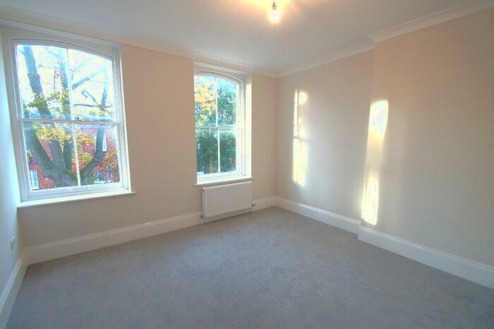 2 Bedroom Apartment To Rent In The Crescent, Bedford, Bedfordshire, To £ Pcm, MK40