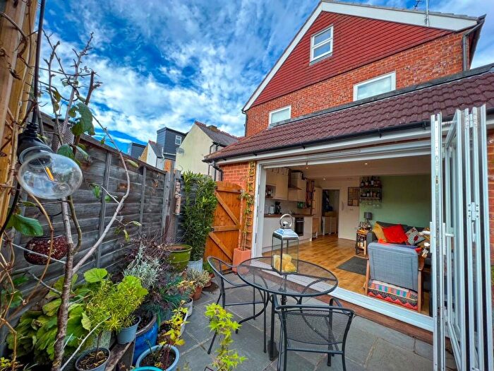 1 Bedroom Apartment For Sale In Cambridge Road, Walton-on-Thames, KT12