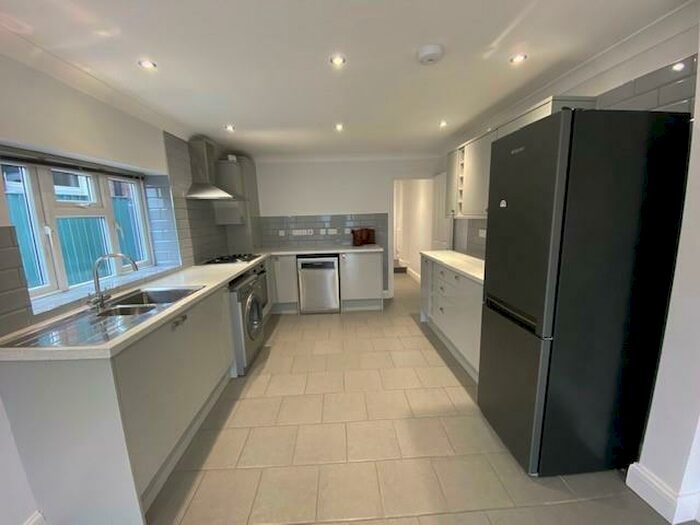 2 Bedroom Flat To Rent In Balfour Road, London, SE25