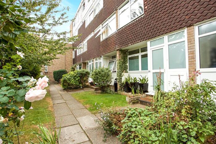 2 Bedroom Flat To Rent In Woking, GU22