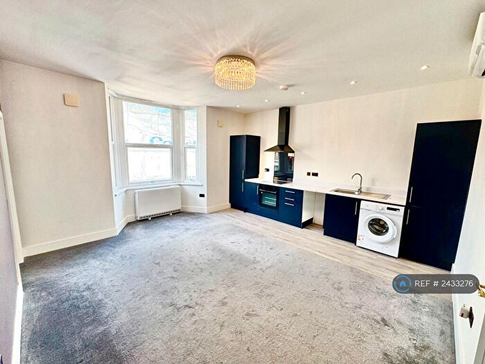2 Bedroom Flat To Rent In Railway Street, Chatham, ME4