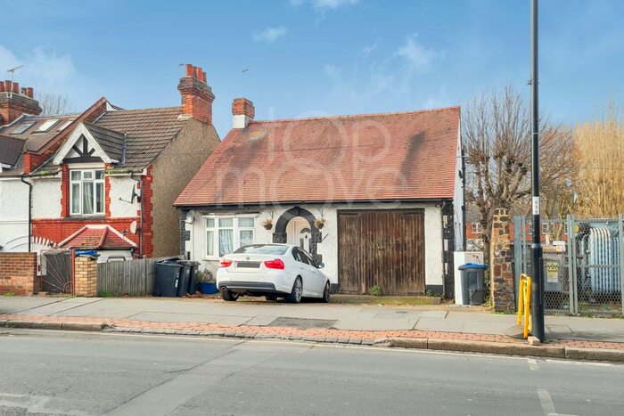 3 Bedroom Bungalow To Rent In Whitehorse Road, Croydon, CR0