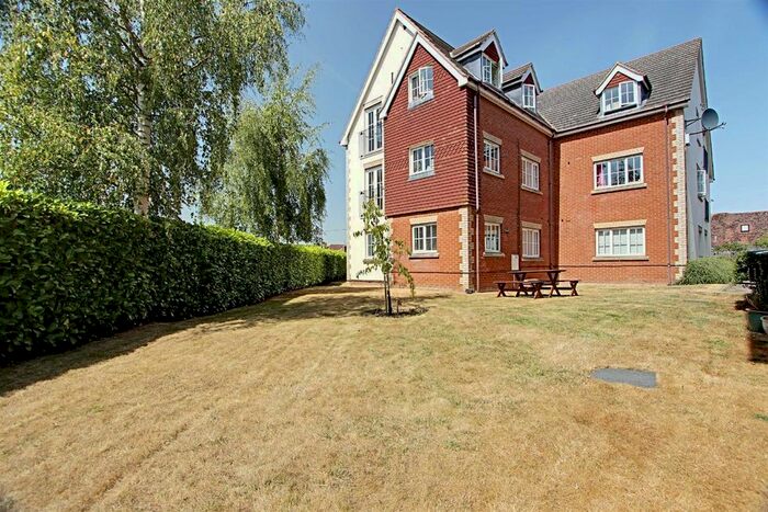 2 Bedroom Flat To Rent In London Road, Aston Clinton, Aylesbury, HP22