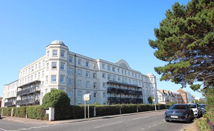2 Bedroom Flat For Sale In Imperial Court, Marine Parade West, CO15