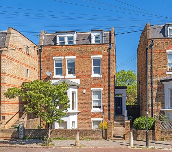 3 Bedroom Flat For Sale In Hayter Road, SW2