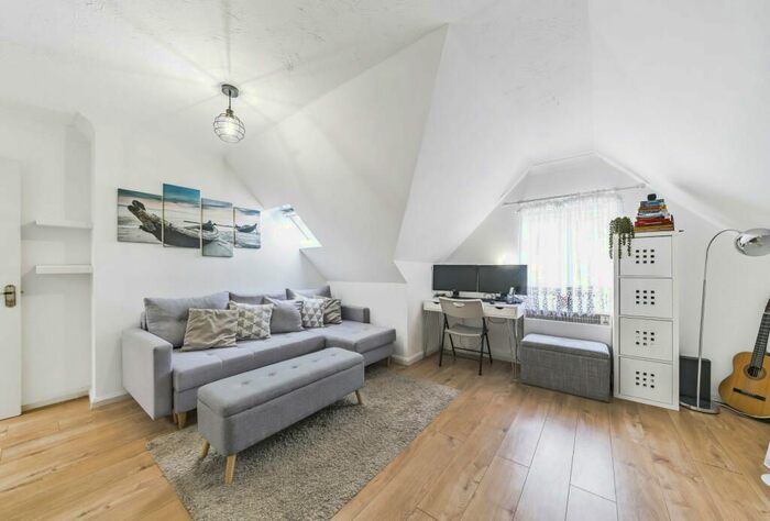 1 Bedroom Flat To Rent In Graham Avenue, Mitcham, CR4