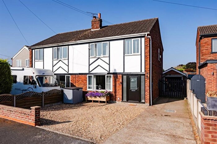 3 Bedroom Semi-Detached House For Sale In Crakedale Road, Winterton, DN15