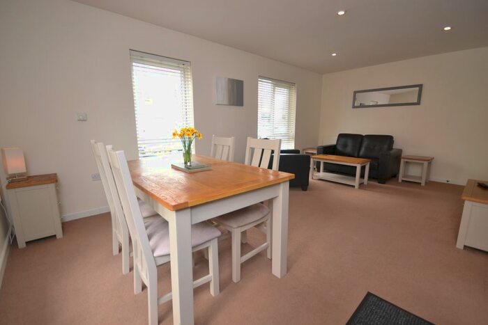 2 Bedroom Flat To Rent In Gweal Avenue, Reading, Berkshire, RG2