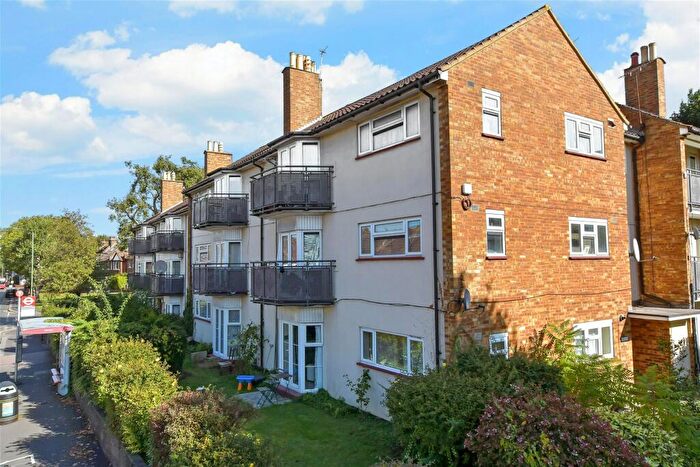 2 Bedroom Flat For Sale In Chingford Lane, Woodford Green, Essex, IG8
