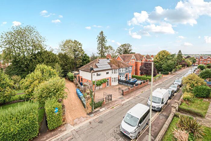 5 Bedroom Semi-Detached House For Sale In Banbury, Oxfordshire, OX16