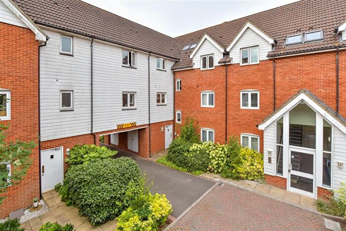 2 Bedroom Flat For Sale In Galloway Drive, Kennington, Ashford, Kent, TN25