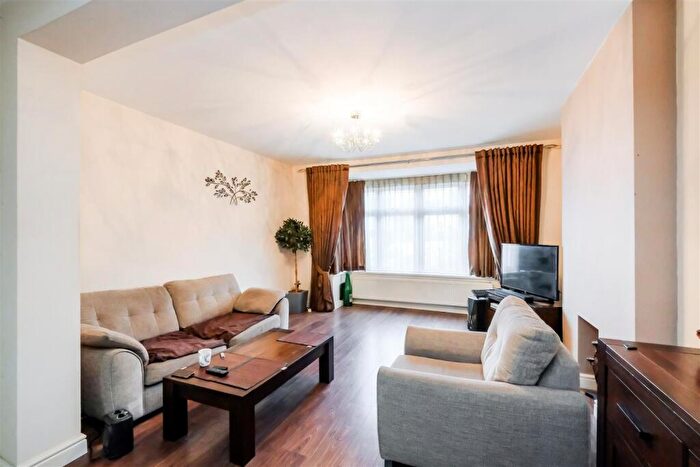 3 Bedroom End Of Terrace House For Sale In Kimberley Road, North Chingford, E4