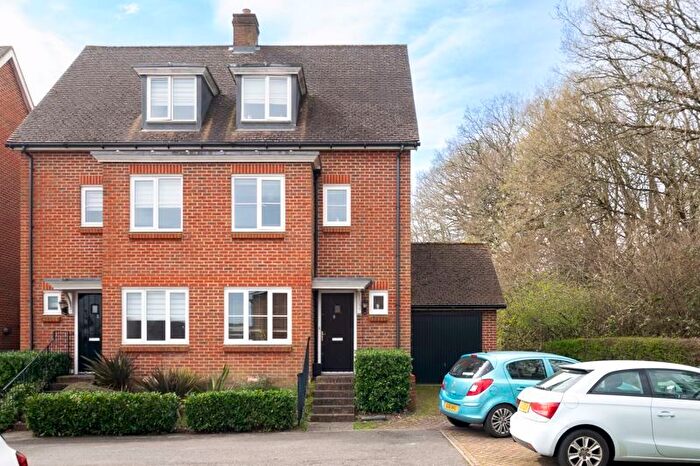 3 Bedroom Semi-Detached House For Sale In Stumblewood Close, Ridgewood, TN22