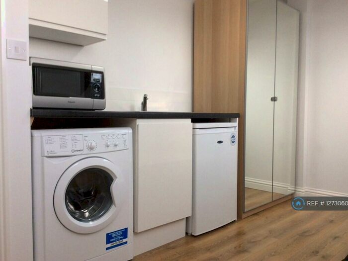 Studio To Rent In Russell Lane, London, N20