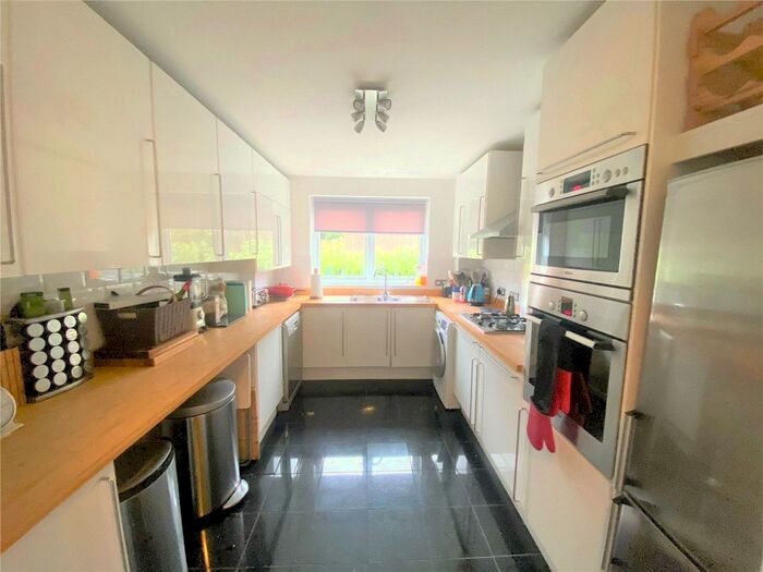 2 Bedroom Flat To Rent In Shannon Way, Beckenham, BR3