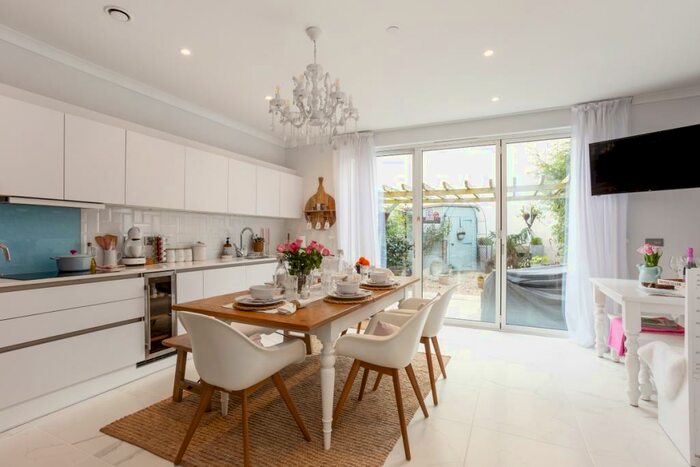 4 Bedroom Town House To Rent In Stothert Avenue Bath, BA2